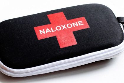 Naloxone kit